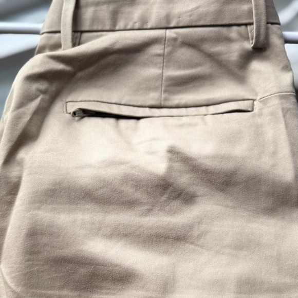 Banana Republic Men's Flat Front Shorts - Beige - Picture 3 of 3